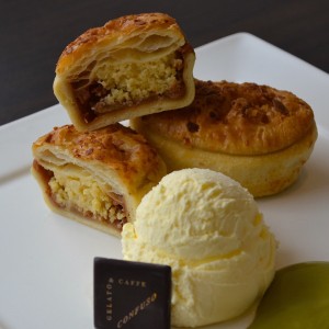 Mini desert pie apple almond