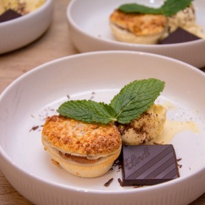 Mini desert pie apple almond