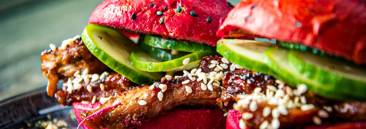 Pork belly met zoetzure komkommer op mini buns