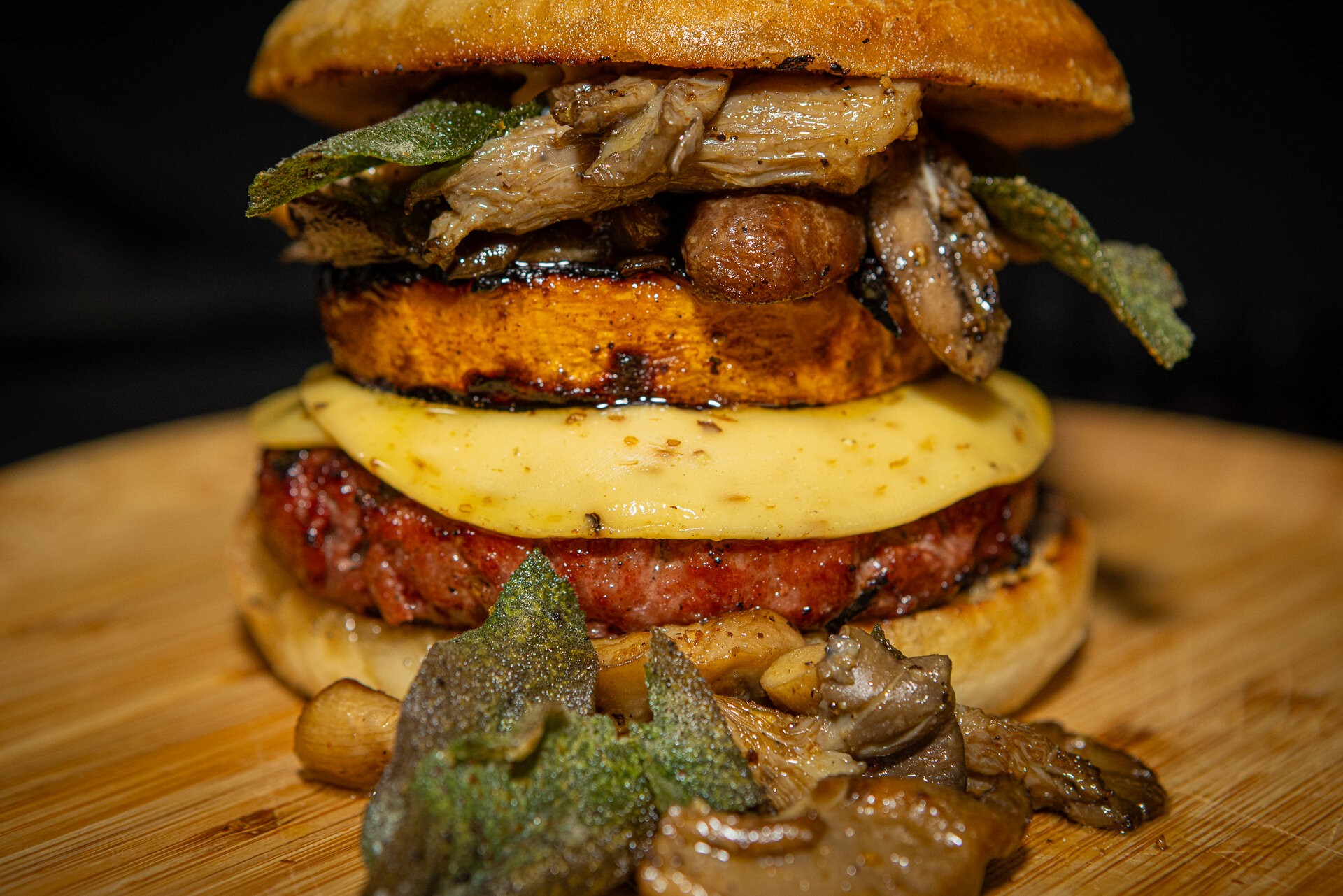 Decadente herfst burger met pompoen en komijnekaas