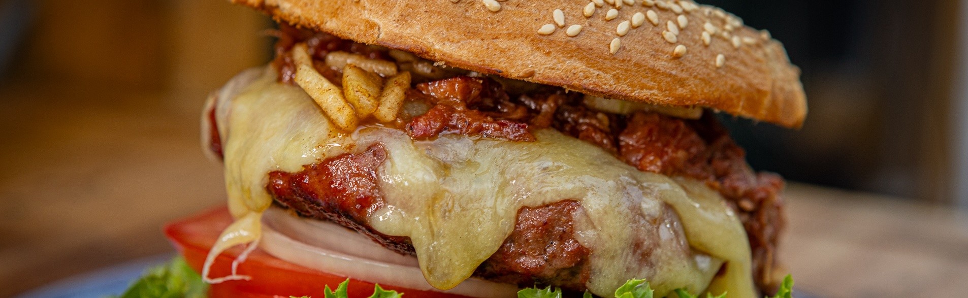 Bagel burger met pulled beef, cheddar en appelkaneel 