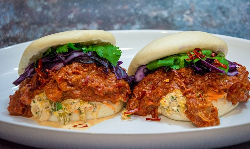 Gua Bao Buns met rendang, rode kool en koriander-kimchi mayonaise