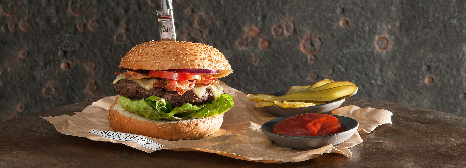 Beefburger met cheddar en bacon op een brioche