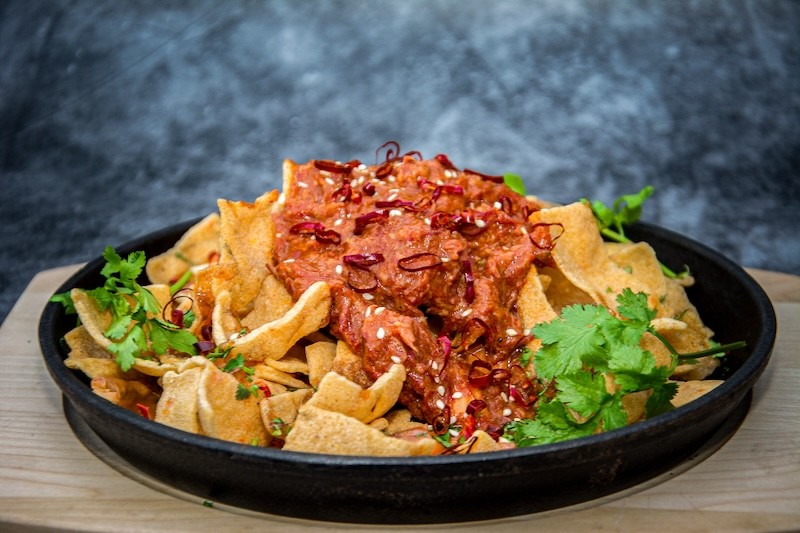 Cassave chips met rendang, pittige Cheddar en chilisaus
