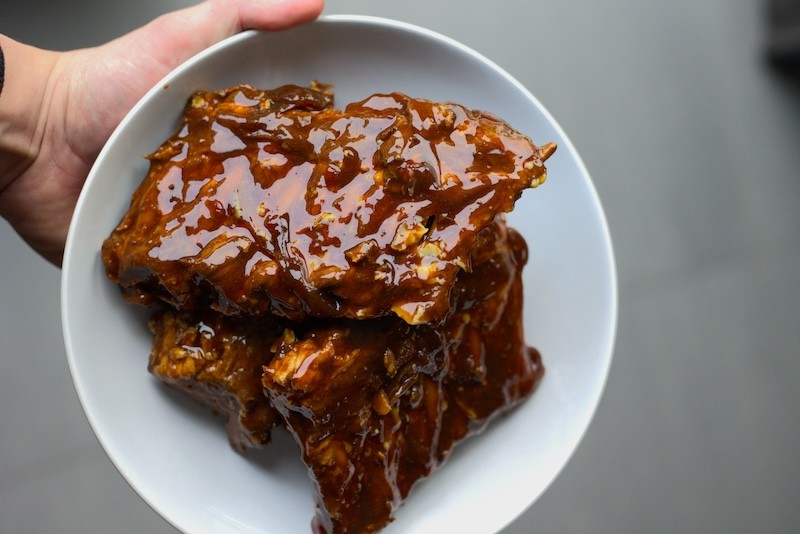Gestoofde ketjap-chili spareribs