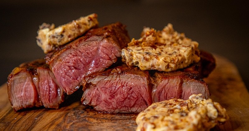 Chuck eye steak met chorizo- en zongedroogde tomatenboter