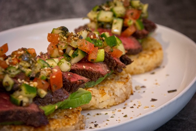 Crispy rijstkoekjes met Wagyu longhaas, avocado en Furikake 