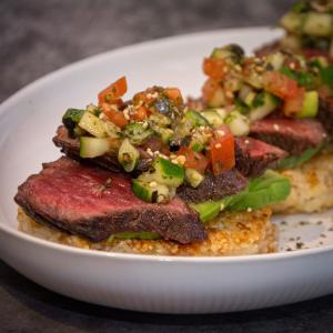 Crispy rijstkoekjes met Wagyu longhaas, avocado en Furikake 