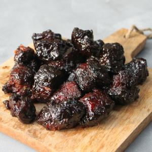 Pork Belly Burnt Ends van Livar buikspek