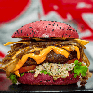 Cheddar Jalape&ntilde;o Burger met baconmayo & gekarameliseerde ui