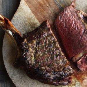 Cote de boeuf met gepofte knoflook van de BBQ