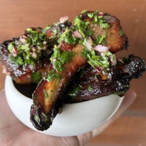 Deep fried spareribs met chimichurri