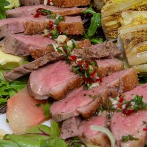 Salade met gegrilde eendenborst en nam jim saus