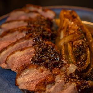 Eendenborstfilet met gekarameliseerde witlof