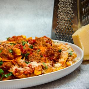 Eenpanspasta met mozzarella braadworstjes