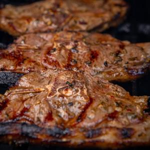 Lamskoteletten met tzatziki en courgette