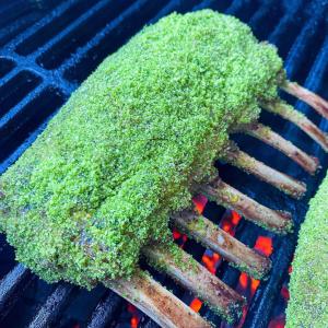 Lamsracks met groene kruidenkorst