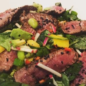 Supersnelle Oosterse Biefstuk salade met mango