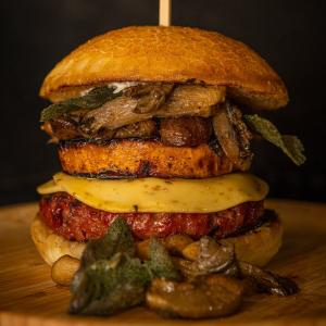 Decadente herfst burger met pompoen en komijnekaas