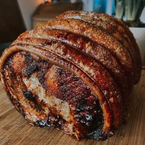 Ovengeroosterde Porchetta met crispy crackling