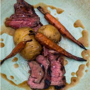 Black angus ribeye hasselback aardappelen en rode port jus