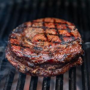 Ribeye met kruidenboter van gepofte knoflook