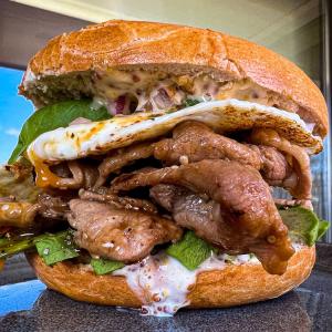 Oosters broodje warm vlees met honing mosterd saus