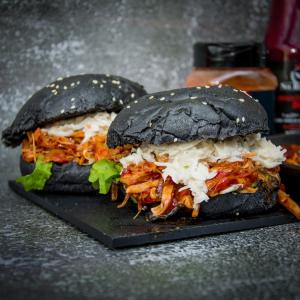 Sloppy pulled chicken uit de Dutch Oven