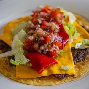 Smashed taco's met jalapeno tomatensalsa