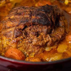 Tandoori lamsbout uit de Dutch oven