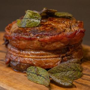 Tournedos met parmaham en krokante salie