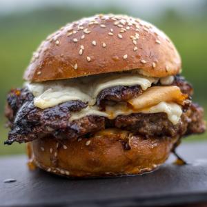 Wagyu Smash Burgers met Homemade Buns & Kimchi