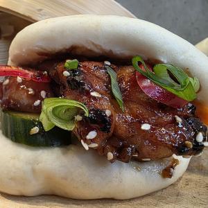 Bao Buns met gegrilde zwezerik afgelakt met Hoisin