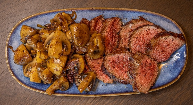 Diamanthaas met gebakken ui en champignons 