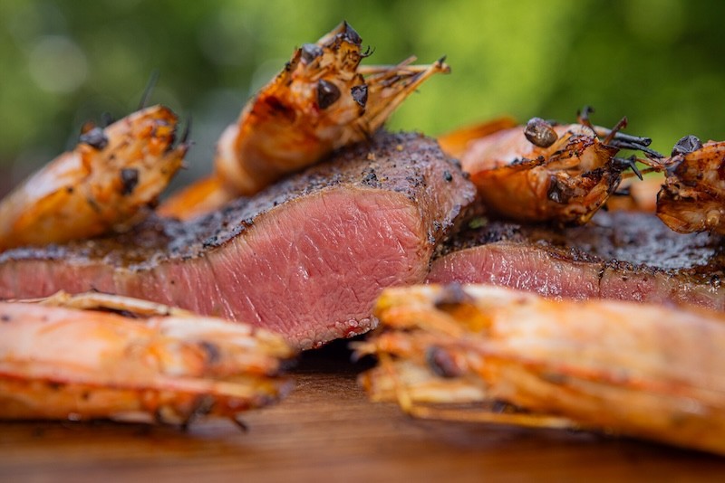 Surf en Turf van flat iron en gegrilde garnalen