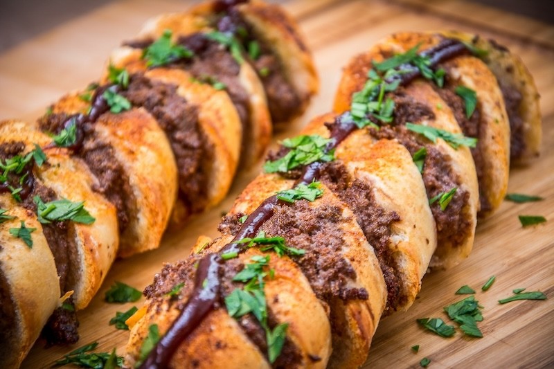 Knoflookbrood gevuld met rundergehakt