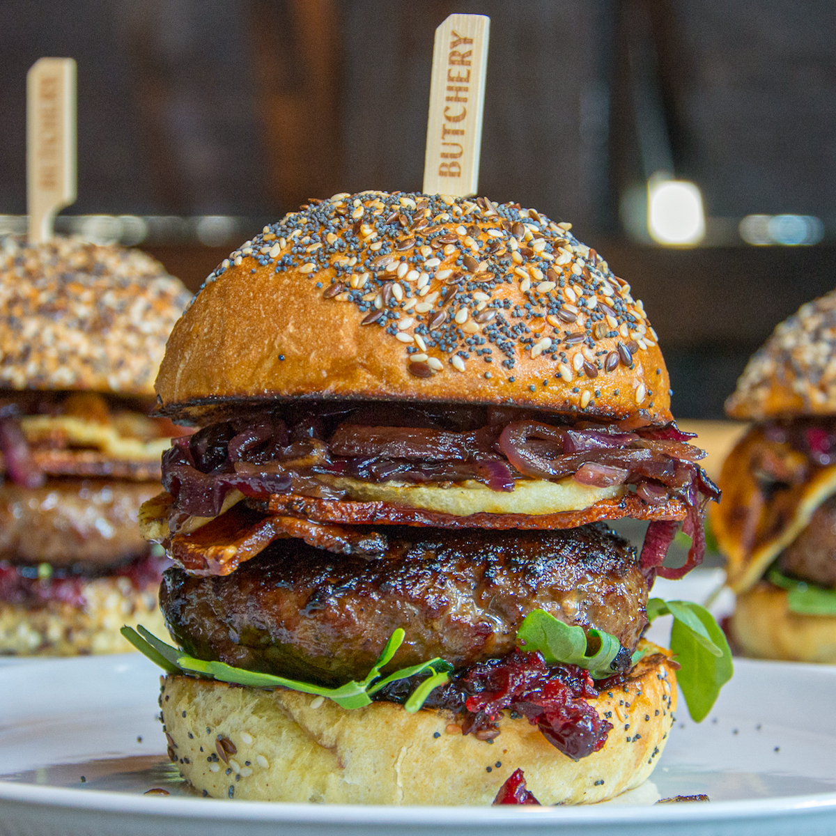 Gorgonzola burgers met cranberry compote, pancetta en gegrilde appel