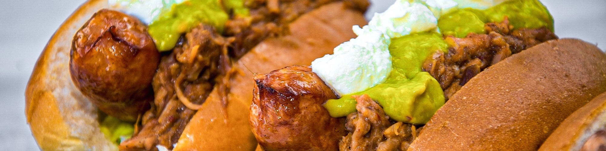 Loaded hotdogs met  homemade guacamole