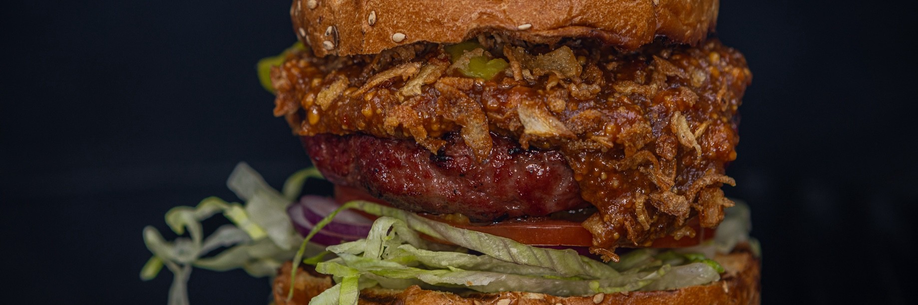 Indoburger met atjar en satésaus