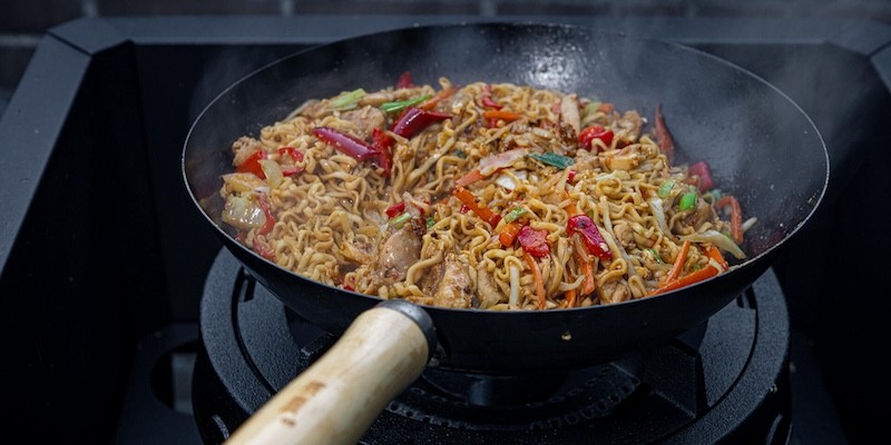 Noedels met kip en groenten uit de wok