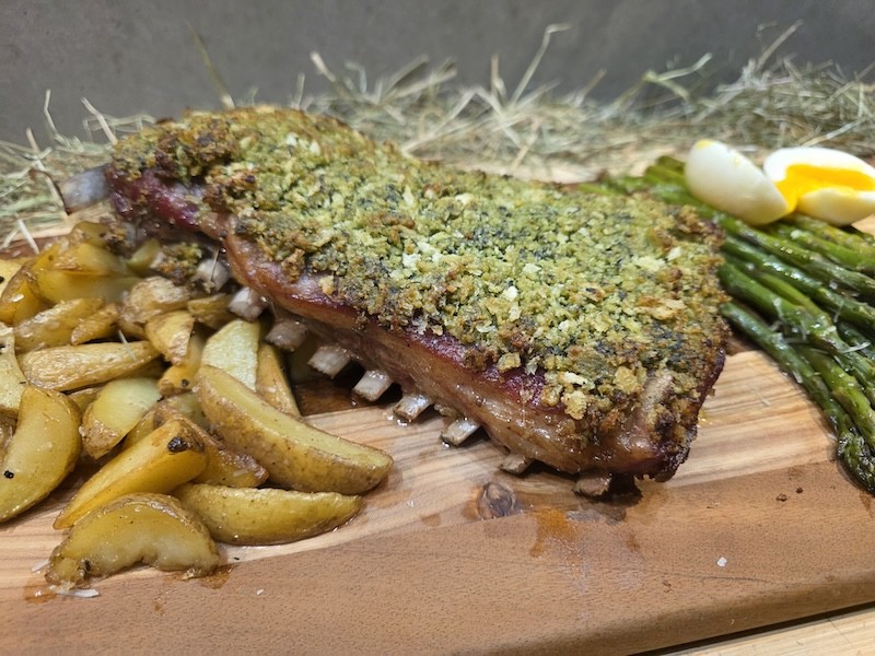 Lams spareribs met Hooi, Olijfhout en Crunchy Pesto
