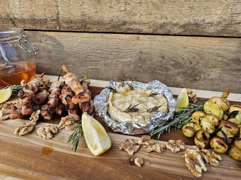 Groente- en kipspiesjes met camembert van de BBQ