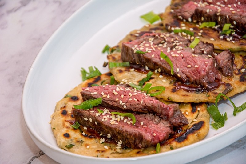 Scallion pancakes met bavette en hoisin saus