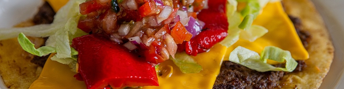 Smashed taco's met jalapeno tomatensalsa