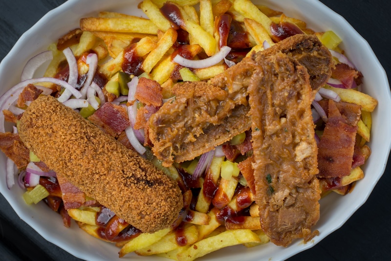 Loaded fries met sparerib kroketten