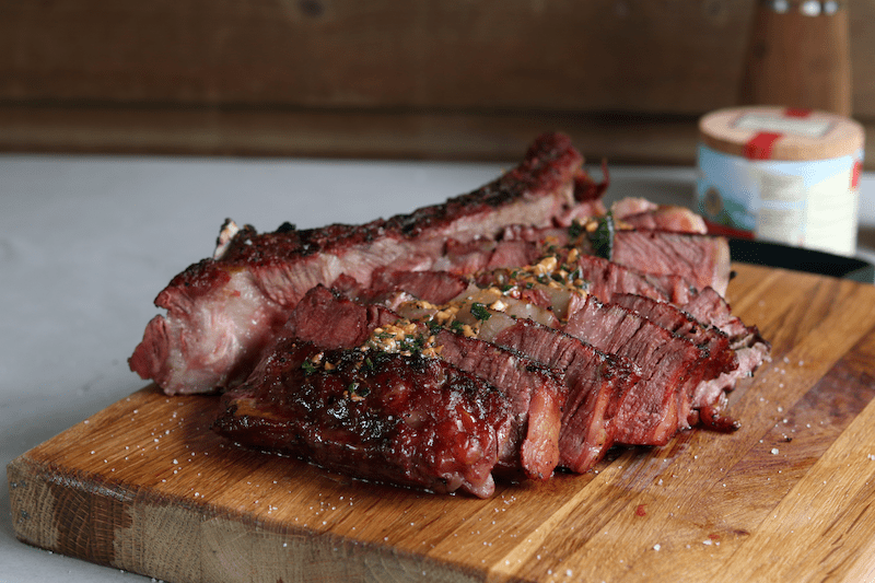 Reverse sear Tomahawk met cowboy butter
