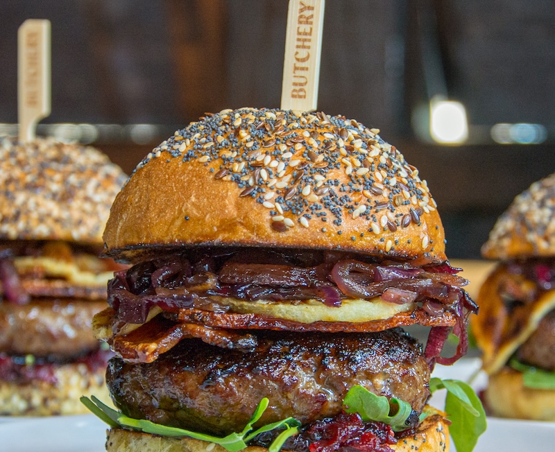 Gorgonzola burgers met cranberry compote, pancetta en gegrilde appel