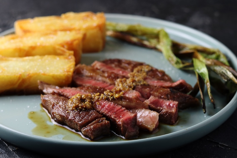 Wagyu Ribeye met Japanse steaksaus, 15 uur aardappel en gegrilde lente ui