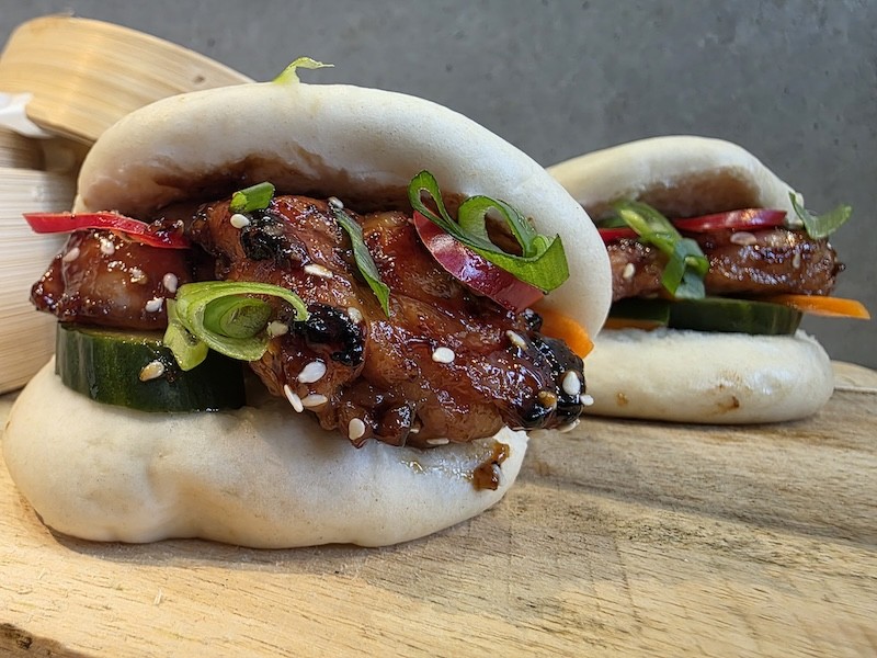 Bao Buns met gegrilde zwezerik afgelakt met Hoisin