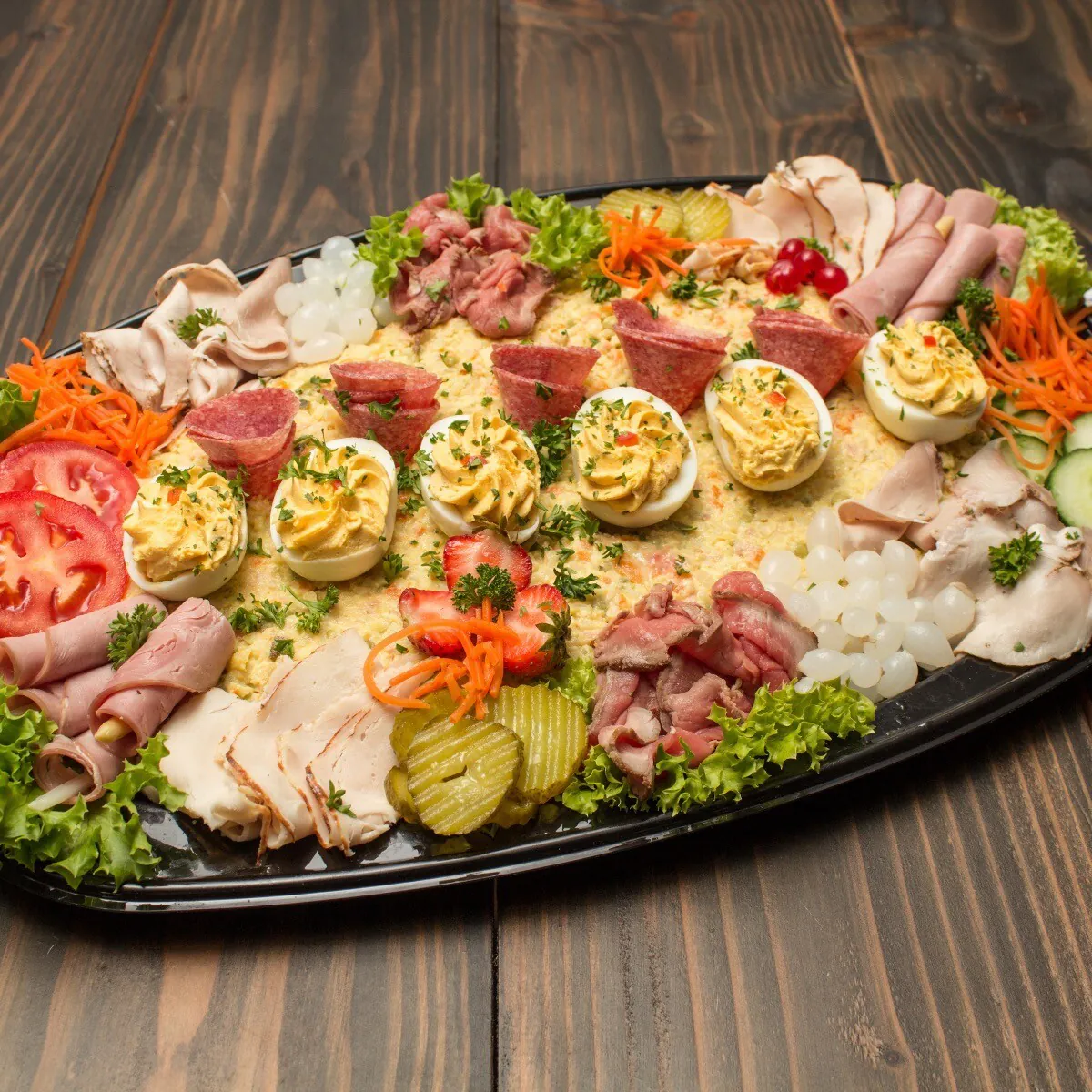 Opgemaakte salades en partypannen